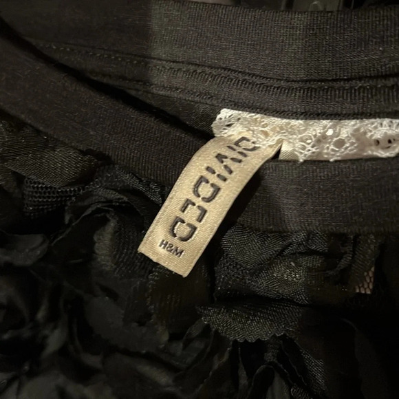 H&M  black floral textured patterned short-sleeve top blouse Sz M - Picture 11 of 11